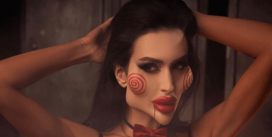 Анастасия Покрещук в костюме куклы Билли из хоррора "Пила" с макияжем и акцентом на щеки и губы