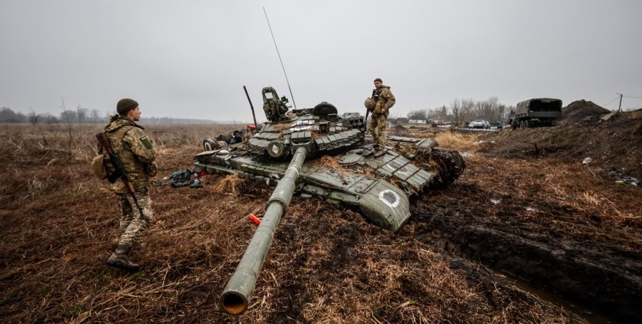 Українські військові із захопленим танком, зсу, танк,