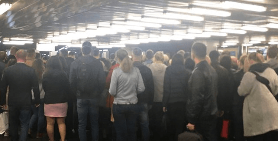 позняки, станция метро, давка в метро, коронавирус
