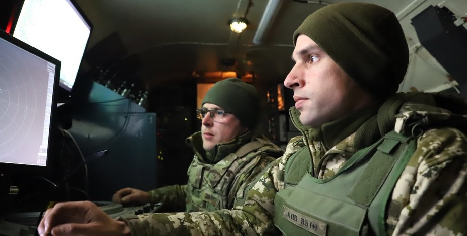 Радіотехнічні війська України Бійці слідкують за радаром