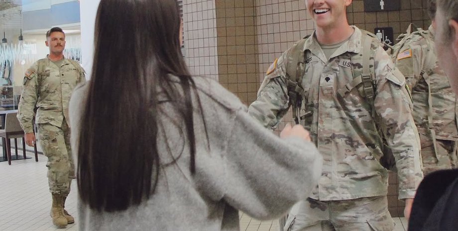 Реакция военного на сюрприз, когда он вернулся домой после 11 месяцев службы, что он увидел