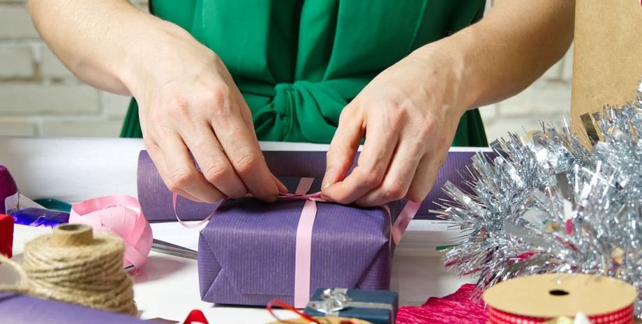 Как упаковать подарок нестандартной формы, инструкции, как обернуть подарок в бумагу, украшения, декор
