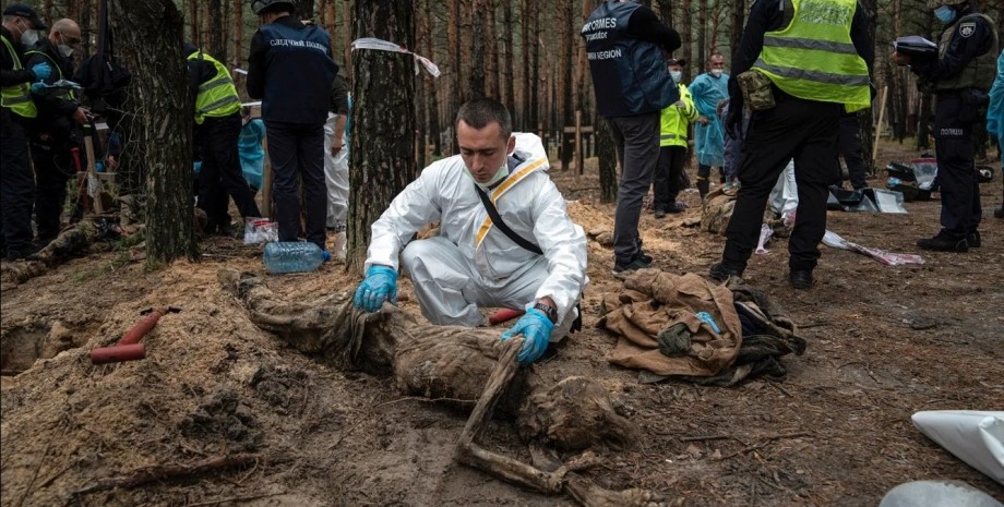Vyšetřovatelé dotazovali více než 150 obětí a svědků ve čtyřech regionech Ukraji...