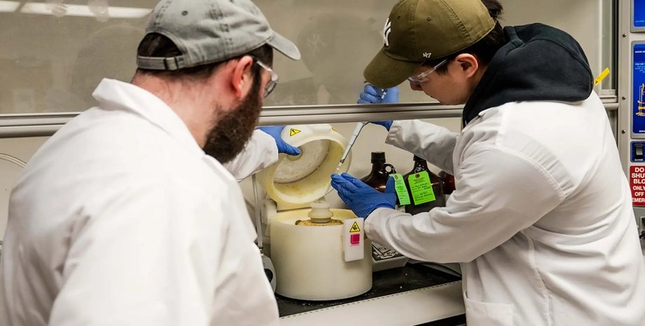 ученые и гидрогелевая батарея