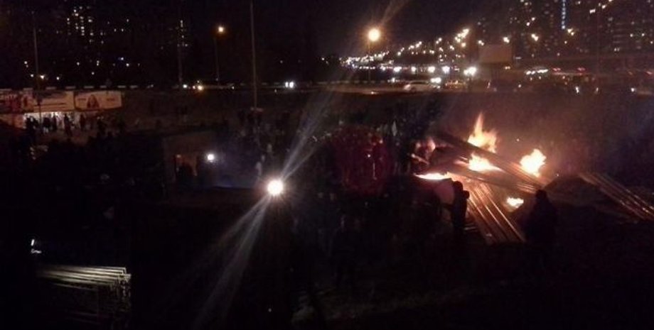 Потасовка возле метро "Осокорки" / Фото из открытого источника