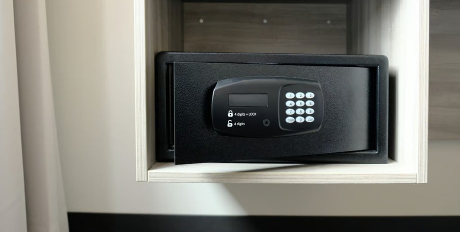 Сейф с кодовым замком в школьном классе, где китайские школьники с помощью меловой пыли смогли определить пароль