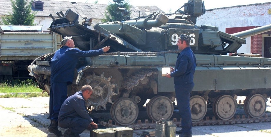 Ремонт бронетехники / Фото: пресс-служба Минобороны