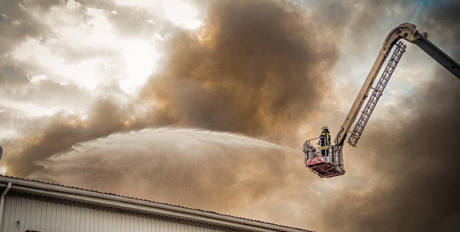 Спасатели на месте обстрелов в Одессе, обстрел одесса,