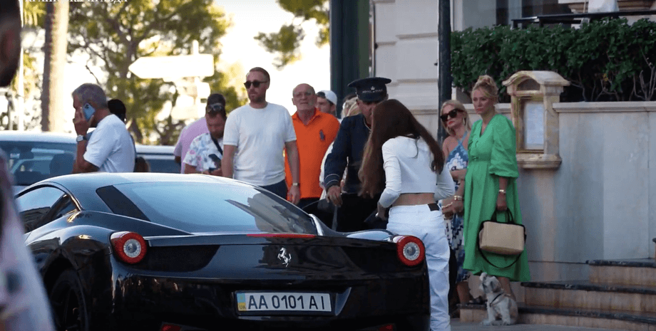 Автомобиль "Феррари" с украинскими номерами