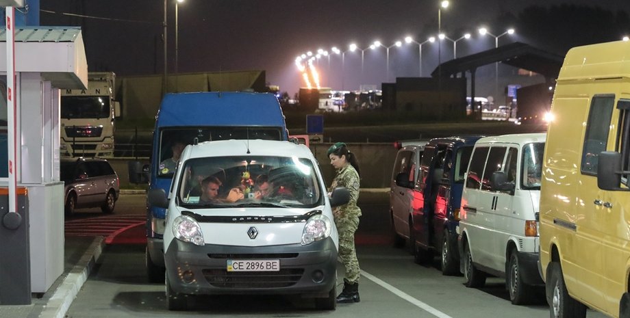 Чоловікам дозволили виїзд з України