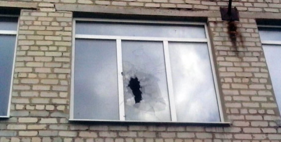В Марьинке обстреляли школу / Фото: ГУ НП в Донецкой области
