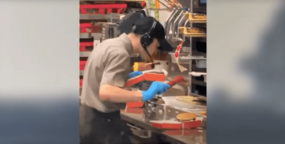 Ресторан "Вкусно — и точка" плюнул в гамбургер