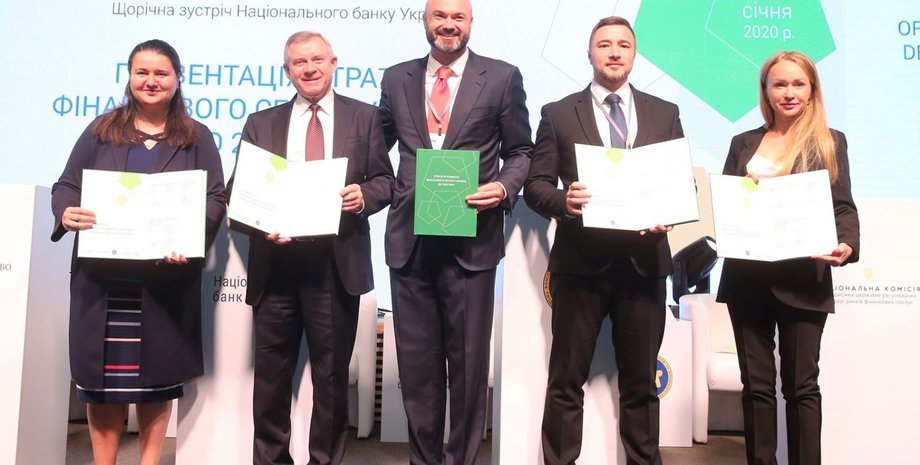 Министр финансов Оксана Маркарова (крайняя слева), глава НБУ Яков Смолий, глава НКЦБФР Тимур Хромаев, член Нацкомфинуслуг Денис Ястреб, директор-распорядитель ФГВФЛ Светлана Рекрут. Фото: НБУ