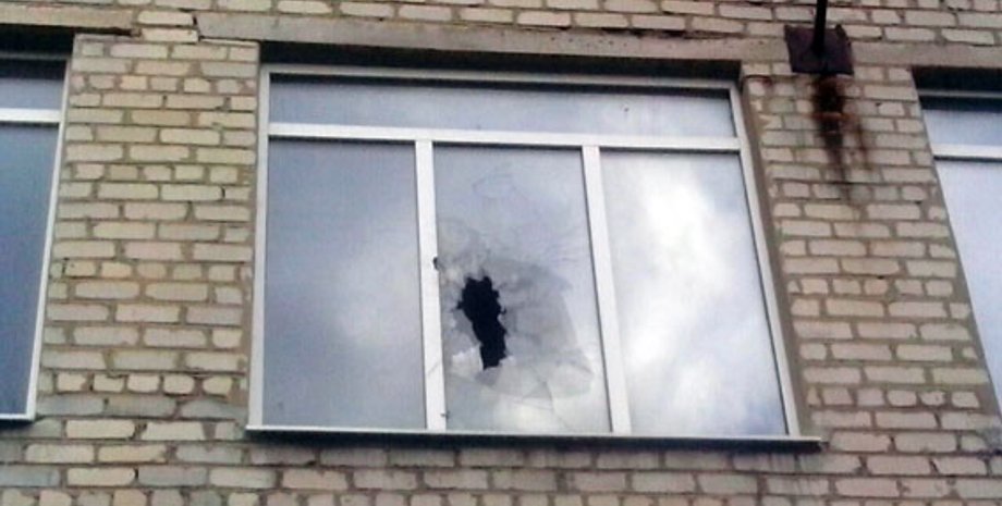 В Марьинке обстреляли школу / Фото: ГУ НП в Донецкой области