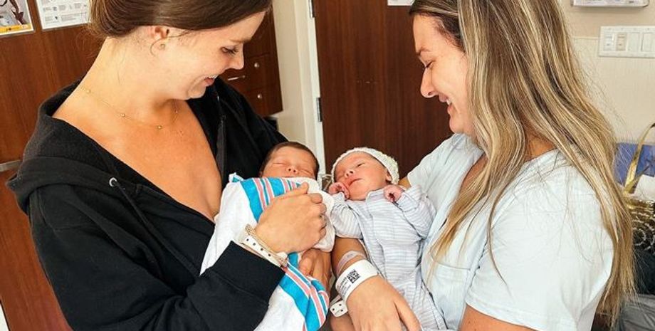 Лучшие подружки одновременно родили своих сыновей, Кэролинн Шада и Кали Гейнор, беременность, роды, дети, курьезы