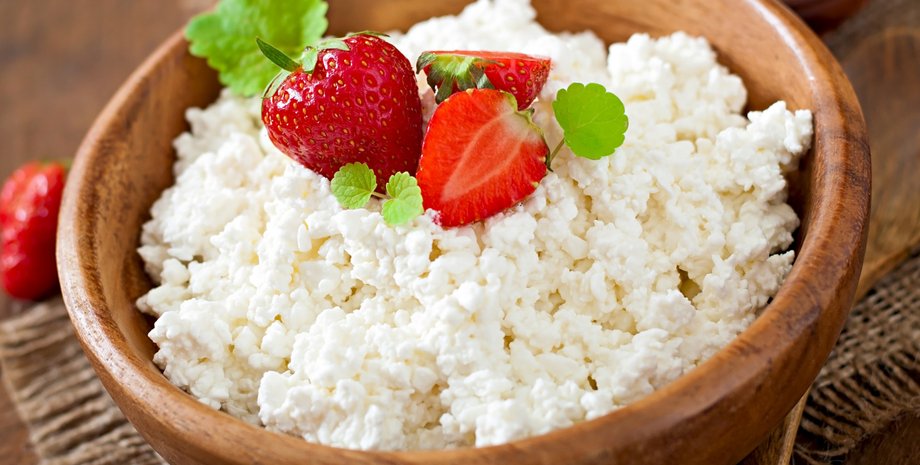 Творог с клубникой в миске