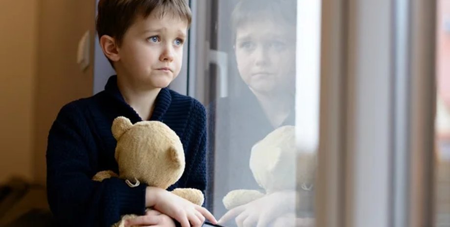 Мальчик с игрушкой