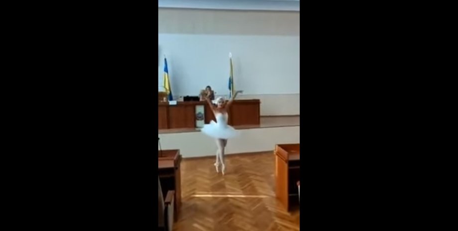У Чорноморську мера привітали балетом "Лебедине озеро"