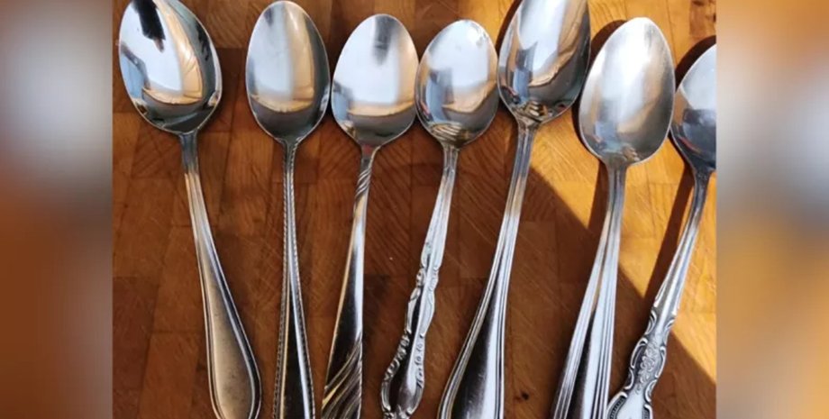 Женщина заметила, что ее привычный набор ложек стал постепенно меняться, и решила выяснить, что послужило причиной