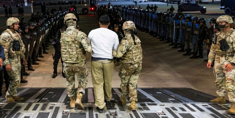 Військові виводять депортованого з США до Сальвадору громадянина Військові виводять депортованого з США до Сальвадору громадянина