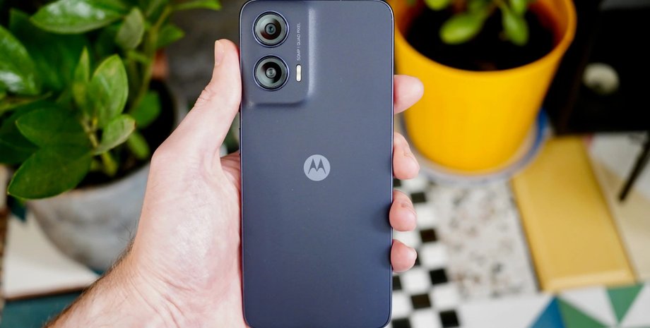 Motorola Moto G35 смартфон в руке