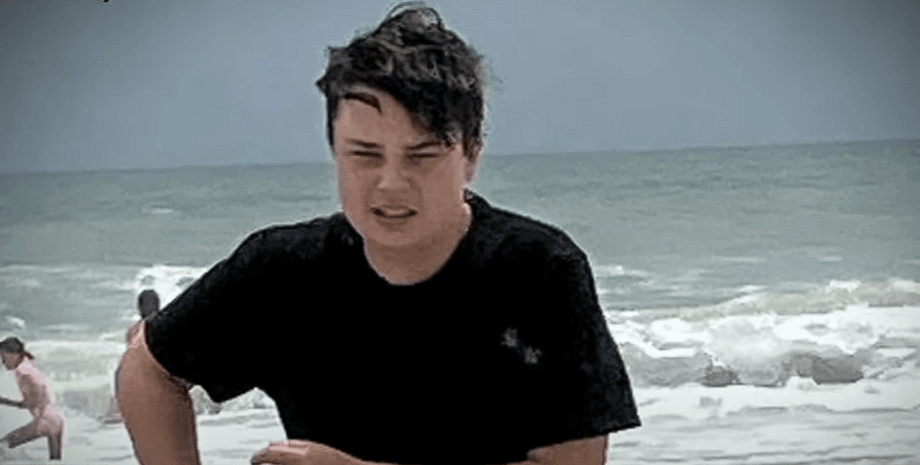 Акула напала на підлітка, напад акули, акула вкусила хлопчика, знепритомнів, зробили операцію, розповів про акулу