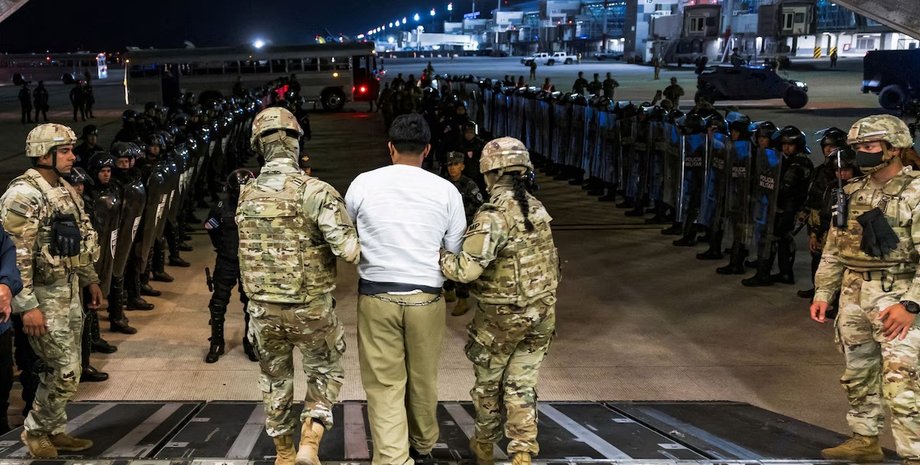 Военные выводят депортированного из США в Сальвадор гражданина