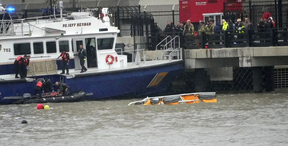 Вертолет упал в реку Гудзон Вертолет упал в реку Гудзон