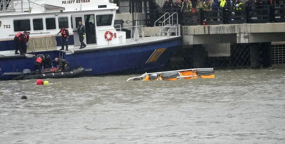 Вертолет упал в реку Гудзон