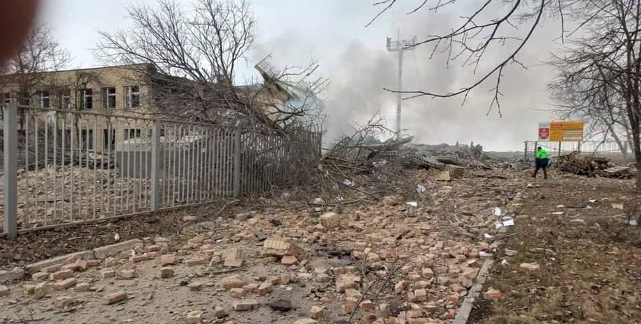 Последствия обстрела аэропорта в Виннице.