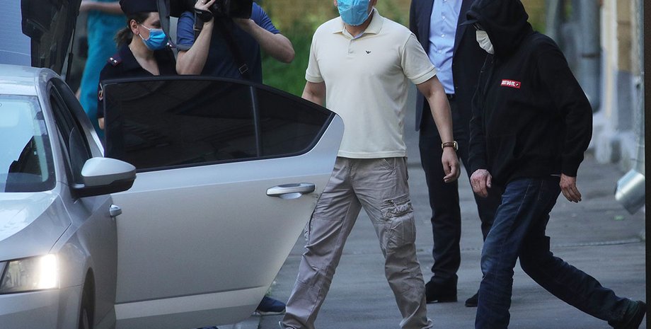 Михаил Ефремов (справа) выходит из подъезда своего дома в Москве/Фото: ТАСС