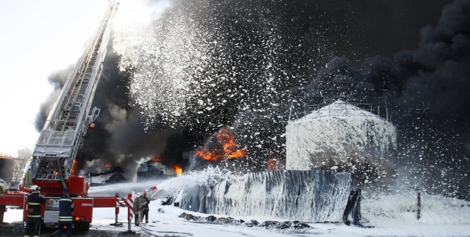 Пенная атака на нефтебазе "БРСМ-Нафта" / Фото: ГСЧС