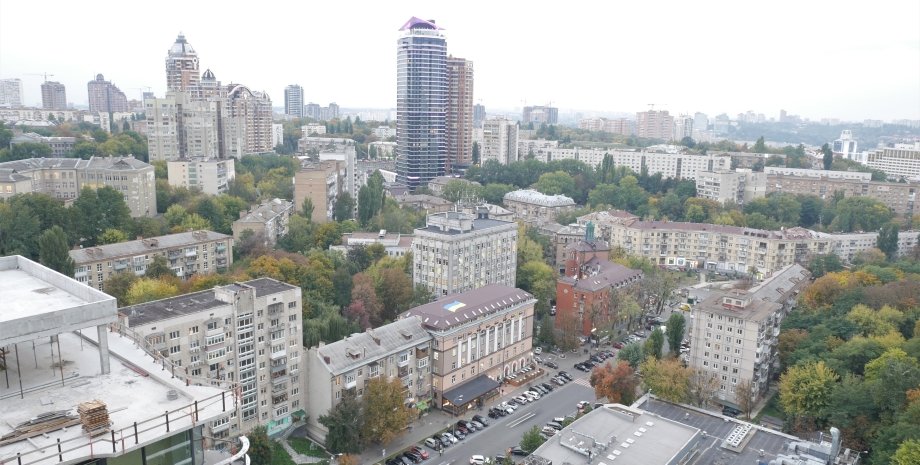 (на фото – вид на улицу Мечникова с высоты строительства элитного ЖК Signature)