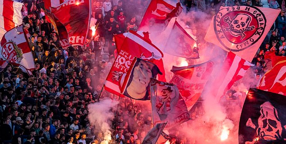 Сербские фанаты на стадионе