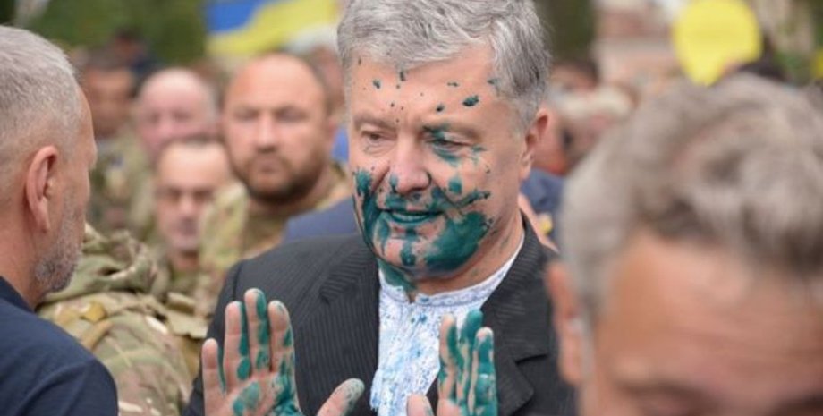 Порошенко облили зеленкой