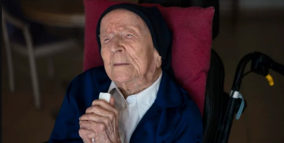 долгожительница, старушка, монахиня