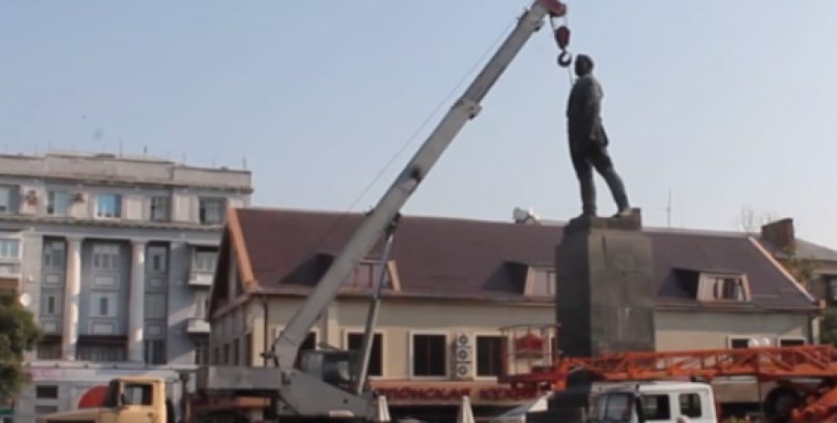 Памятник "товарищу Артему" в Артемовске / Фото: кадр из видео Youtube