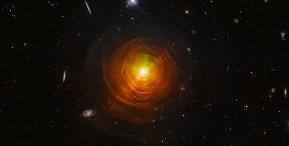 CW Лева, вуглецева зірка, червоний гігант, Габбл