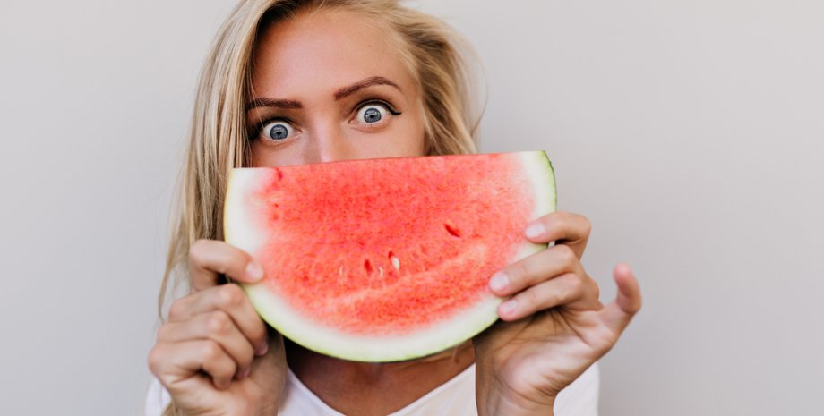 Дівчина тримає скибку кавуна