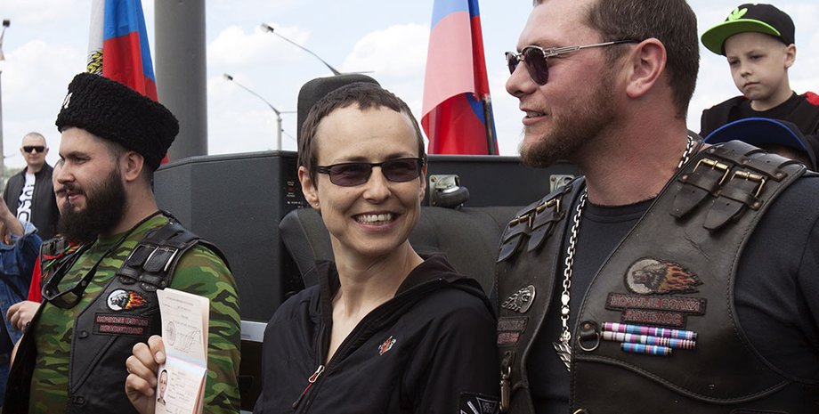 Юлия Чичерина с паспортом "ЛНР"