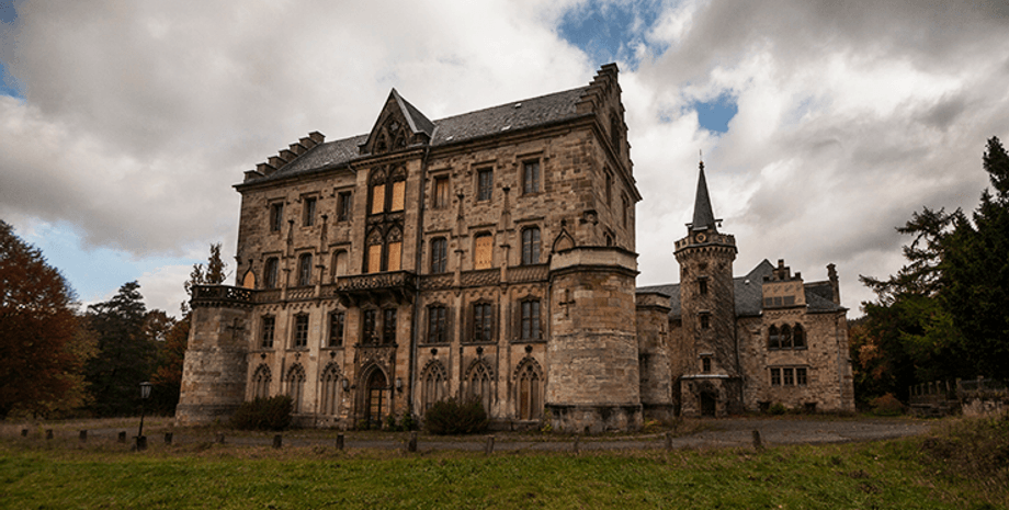 Замок Райнхардсбрунн в Германии, замок Рапунцель, королевская семья, дворец, заброшенный замок, русские владельцы, конфисковали замок,