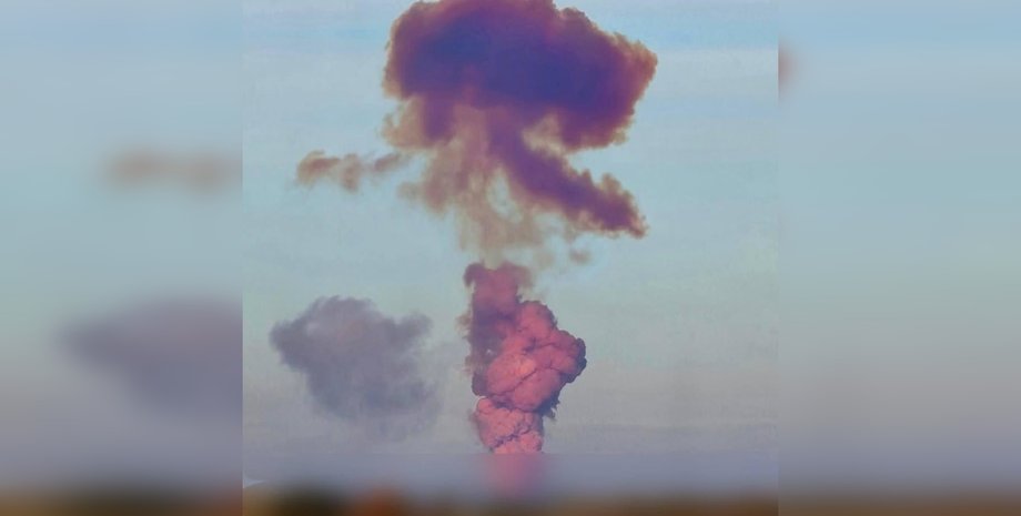 столб фиолетового дыма над ракетным полигоном