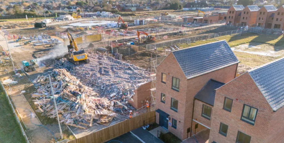 Масштабный снос новостроек, фото, Великобритания, ЖК, Barratt David Wilson Homes Cambridgeshire, недвижимость, жилье