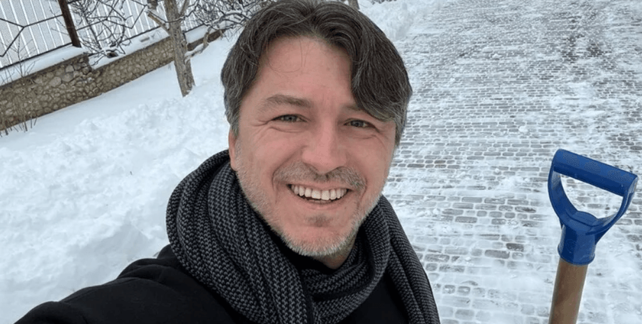Сергей Притула чистит снег