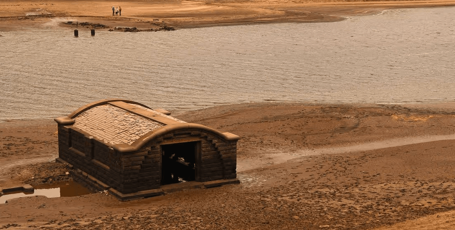 Затоплене село Дервент знову з'явилося з-під води Руїни села Дервент у Великій Британії, що з'явилися на дні водосховища Ледібоуер через низький рівень води