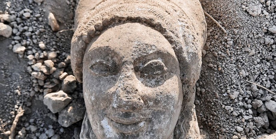 Археологи знайшли голову статуї