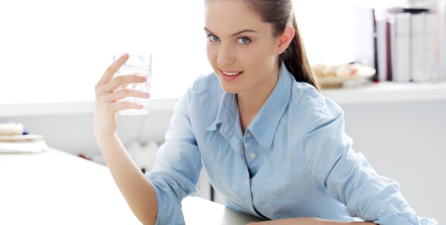 Девушка пьет воду