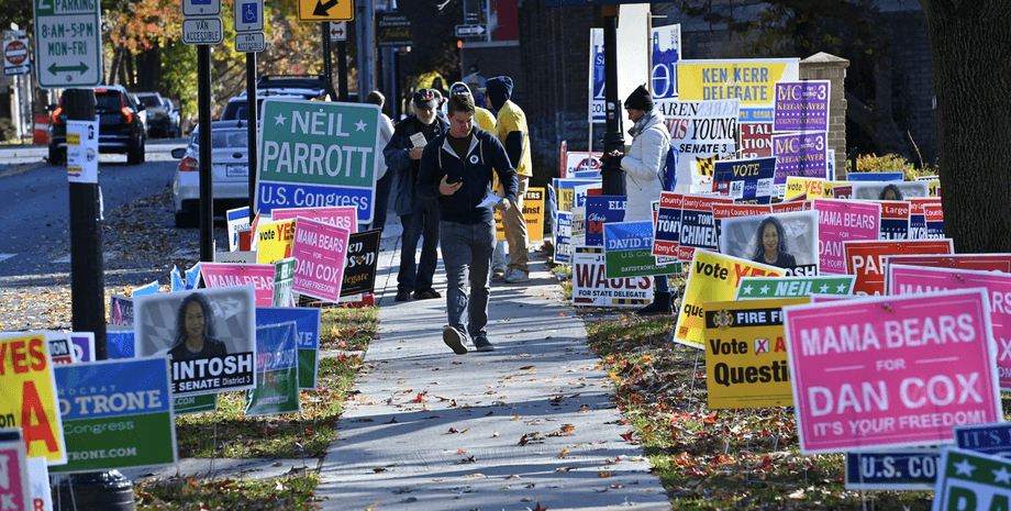 Избиратель идет по тротуару