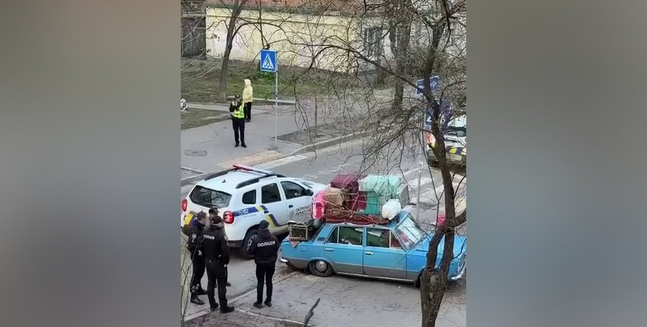 Старий ВАЗ зламався в центрі Києва