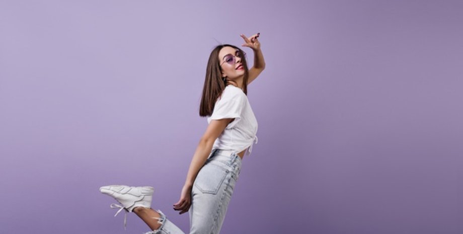 дівчина, біла футболка